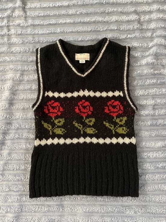 Kimchi Blue Sweaters - Kimchi Blue Urban Outfitters Black Rose Knit V-Neck Sweater Vest – Size M